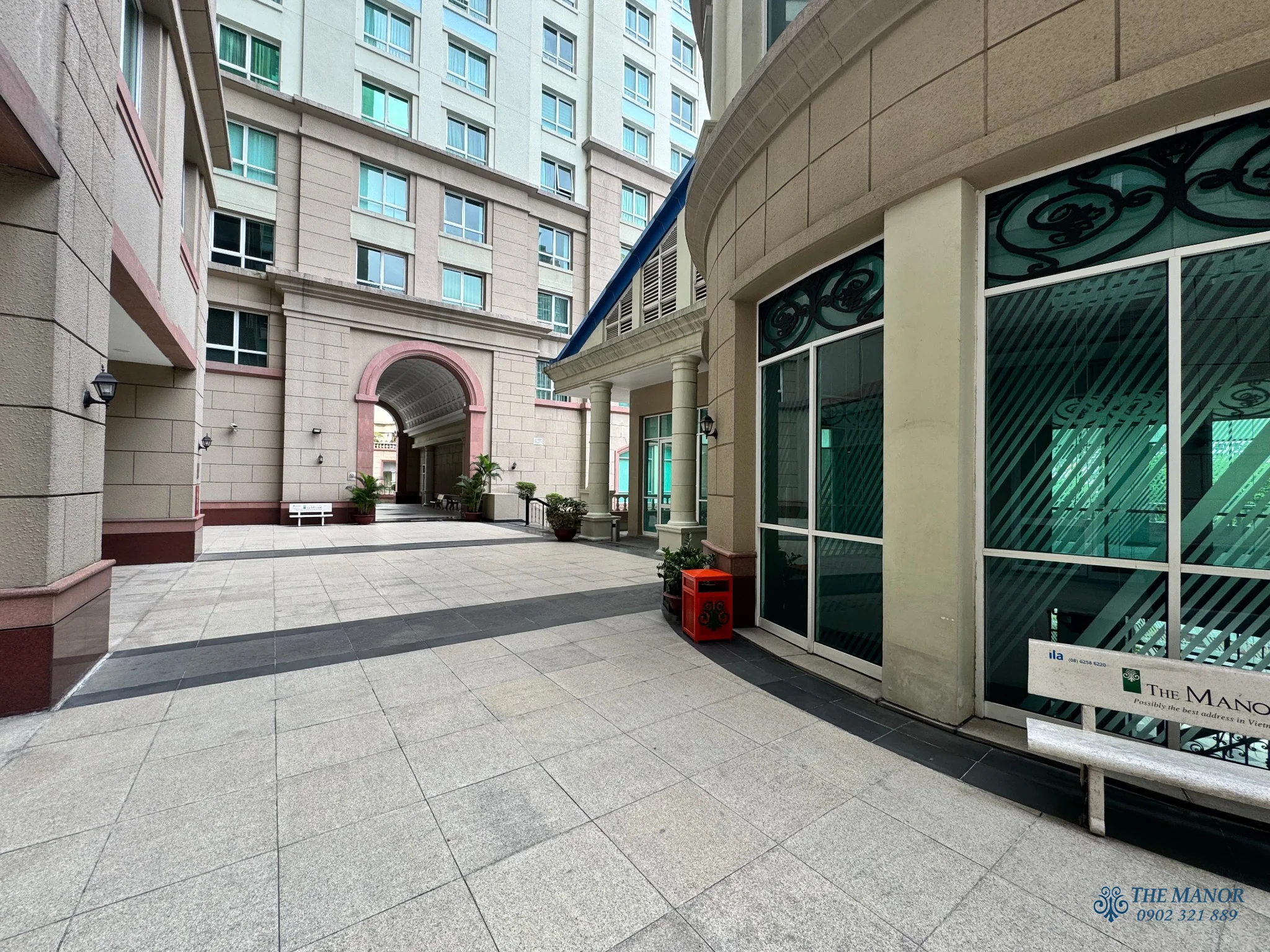 Lối đi nội khu phong cách Pháp tại The Manor Nguyễn Hữu Cảnh Bình Thạnh.