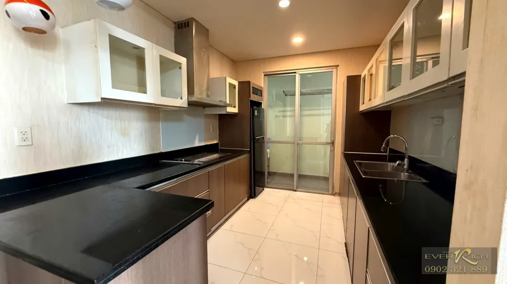 Bếp căn hộ The EverRich Quận 11 2PN 113m2, tủ bếp trên dưới và mặt đá
