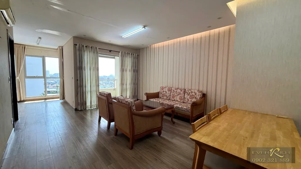 Phòng khách căn hộ The EverRich Quận 11 2PN 113m2, sofa và bàn ăn, nhiều ánh sáng