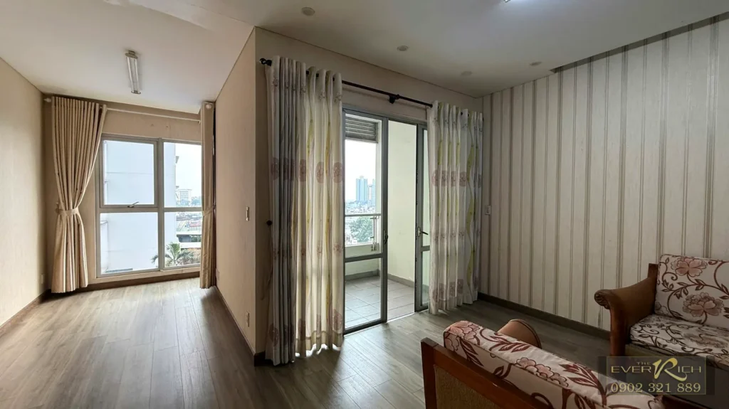 Phòng khách The EverRich Quận 11 2PN 113m2, cửa ra ban công và rèm cửa