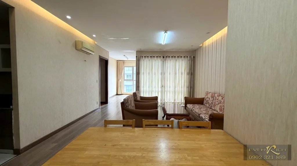 Tổng quan phòng khách căn hộ The EverRich Quận 11 2PN 113m2 nhìn từ bàn ăn