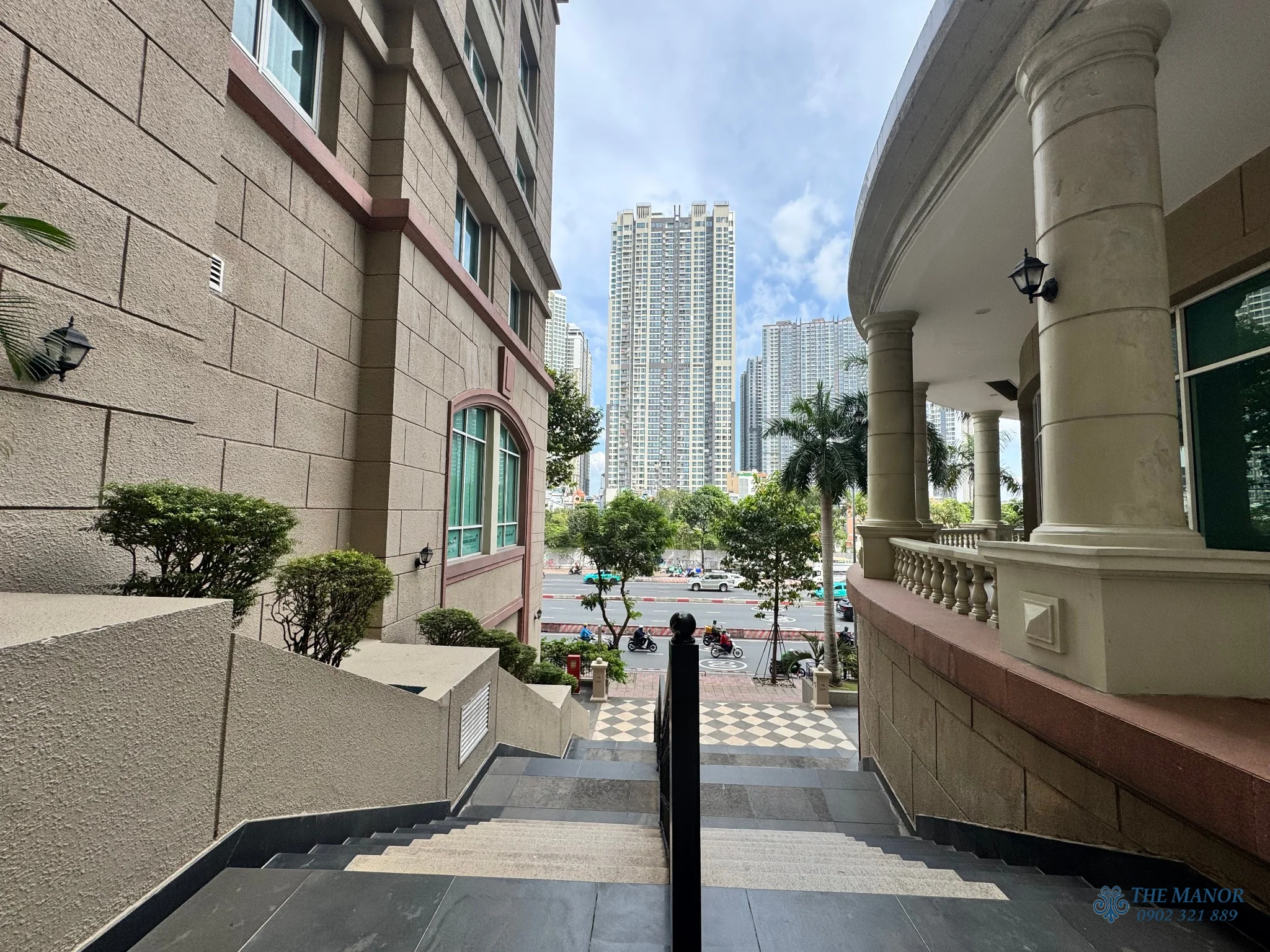 Cầu đi bộ nối các block căn hộ tại chung cư The Manor.