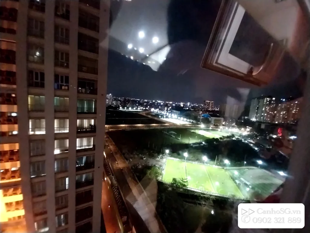 View đêm từ căn hộ The Everrich Quận 11 nhìn ra sân thể thao