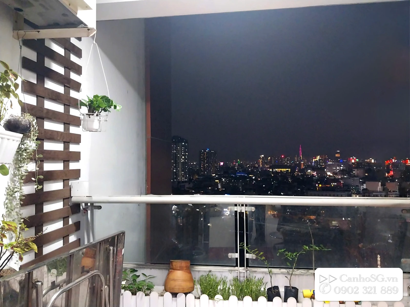 Ban công căn hộ The Everrich Quận 11 view thành phố về đêm