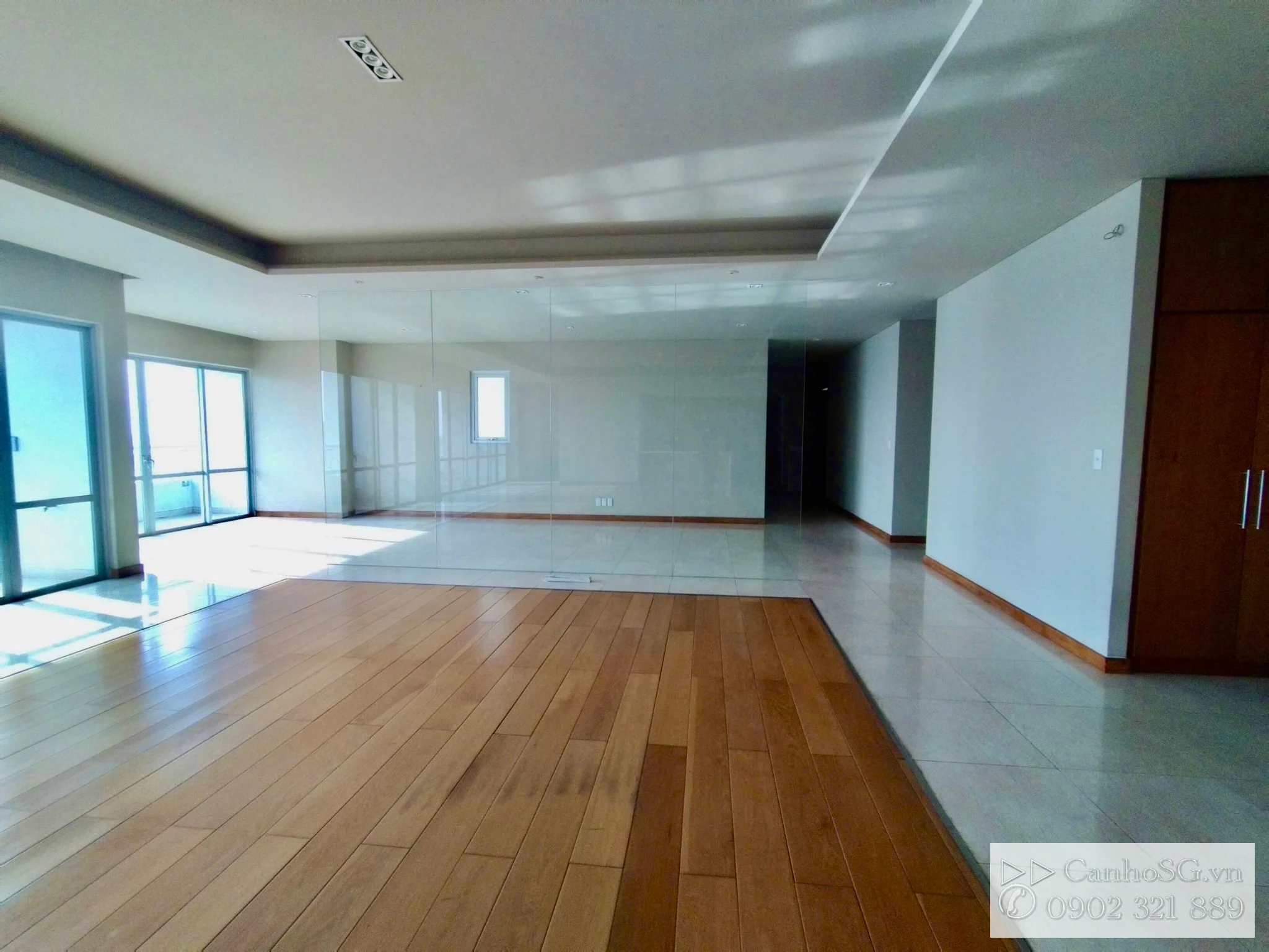 Phòng khách rộng của penthouse The Everrich Quận 11 384m2.