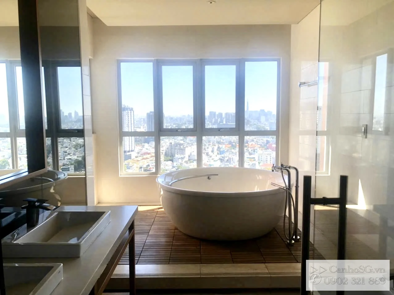 Phòng tắm penthouse The Everrich Quận 11 với bồn tắm lớn và cửa sổ rộng.
