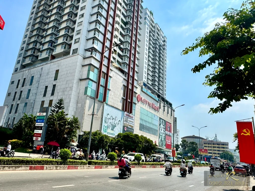 Ảnh Ngoại khu căn hộ The EverRich Quận 11, mặt tiền tòa nhà và trục đường phía trước