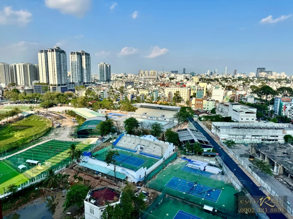 Ảnh View thành phố từ căn hộ The EverRich Quận 11 3PN 150m2, nhìn toàn cảnh khu trung tâm