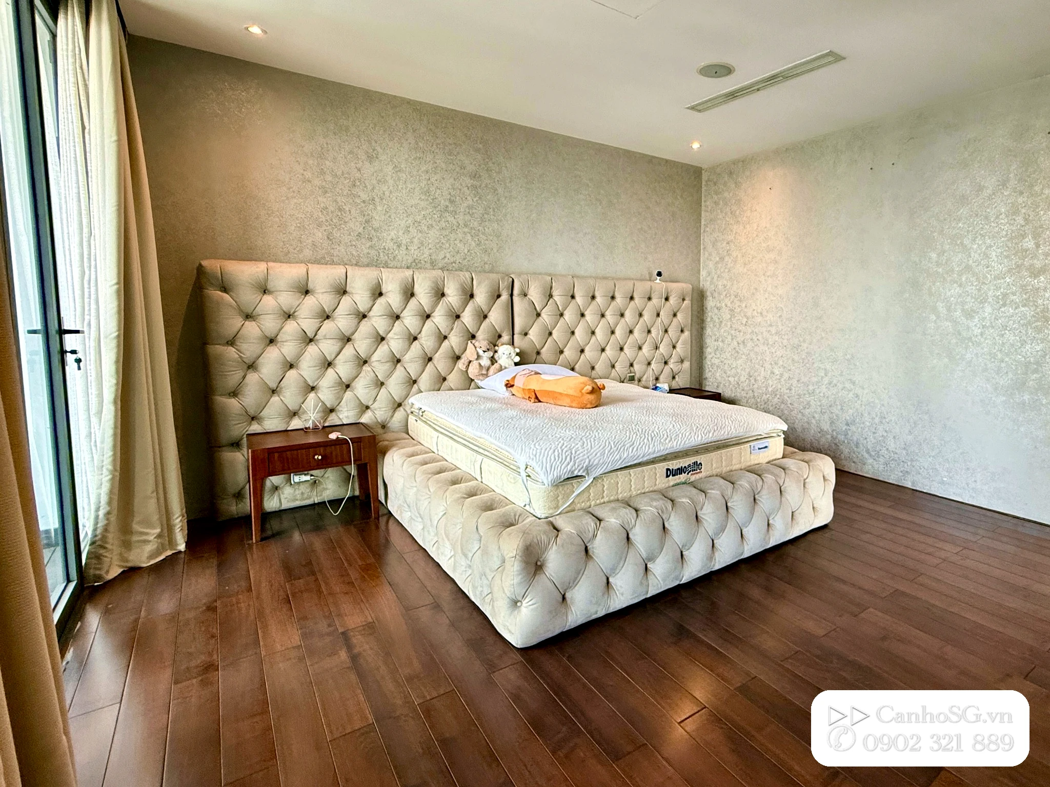 Phòng ngủ rộng tại căn hộ Vinhomes Golden River Ba Son