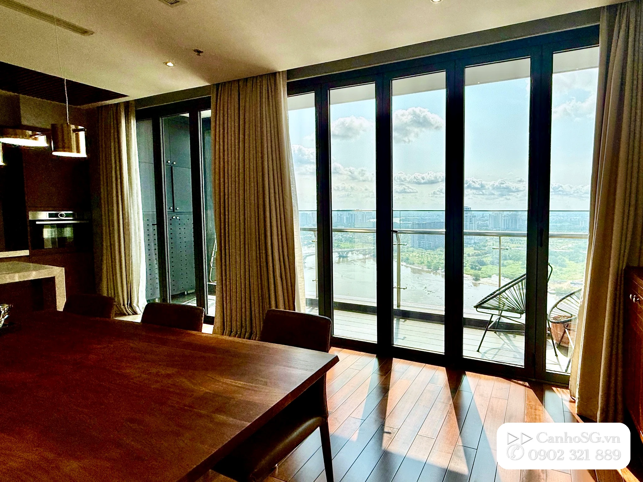 Ban công và bàn ăn căn hộ Vinhomes Golden River Ba Son view sông