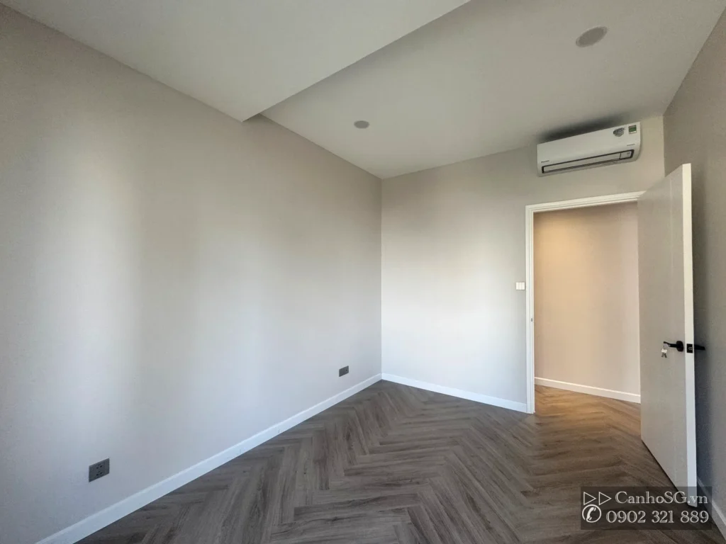 Phòng ngủ trống 3PN, sàn xương cá và máy lạnh, dễ bố trí nội thất