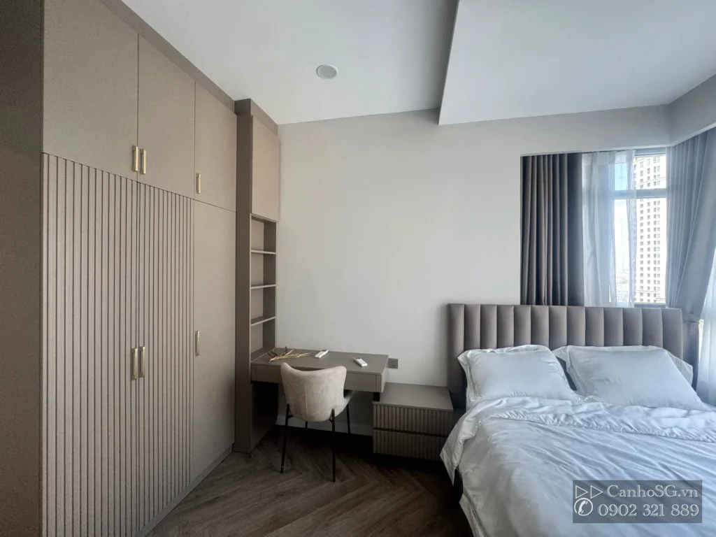 Phòng ngủ master Saigon Pearl 100m², giường lớn, tủ âm tường và bàn làm