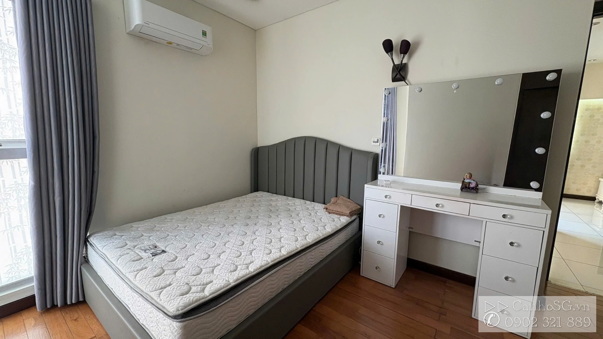 Phòng ngủ master có bàn trang điểm tại The Everrich Quận 11