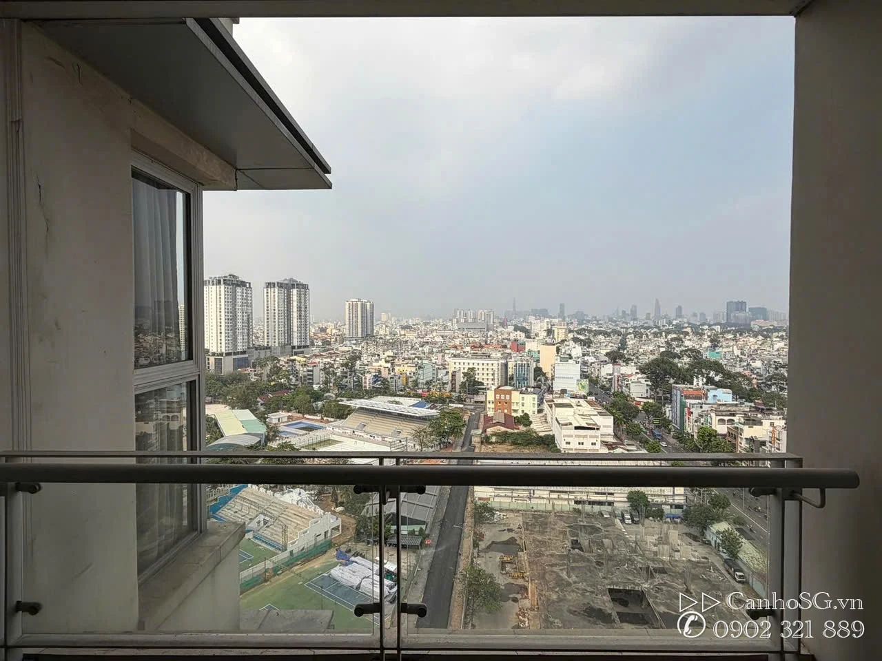 Phòng ngủ phụ căn hộ The Everrich Quận 11 có cửa kết nối không gian ngoài