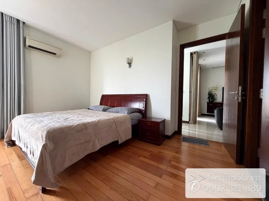 Phòng ngủ lớn căn hộ The EverRich quận 11 có máy lạnh và sàn gỗ
