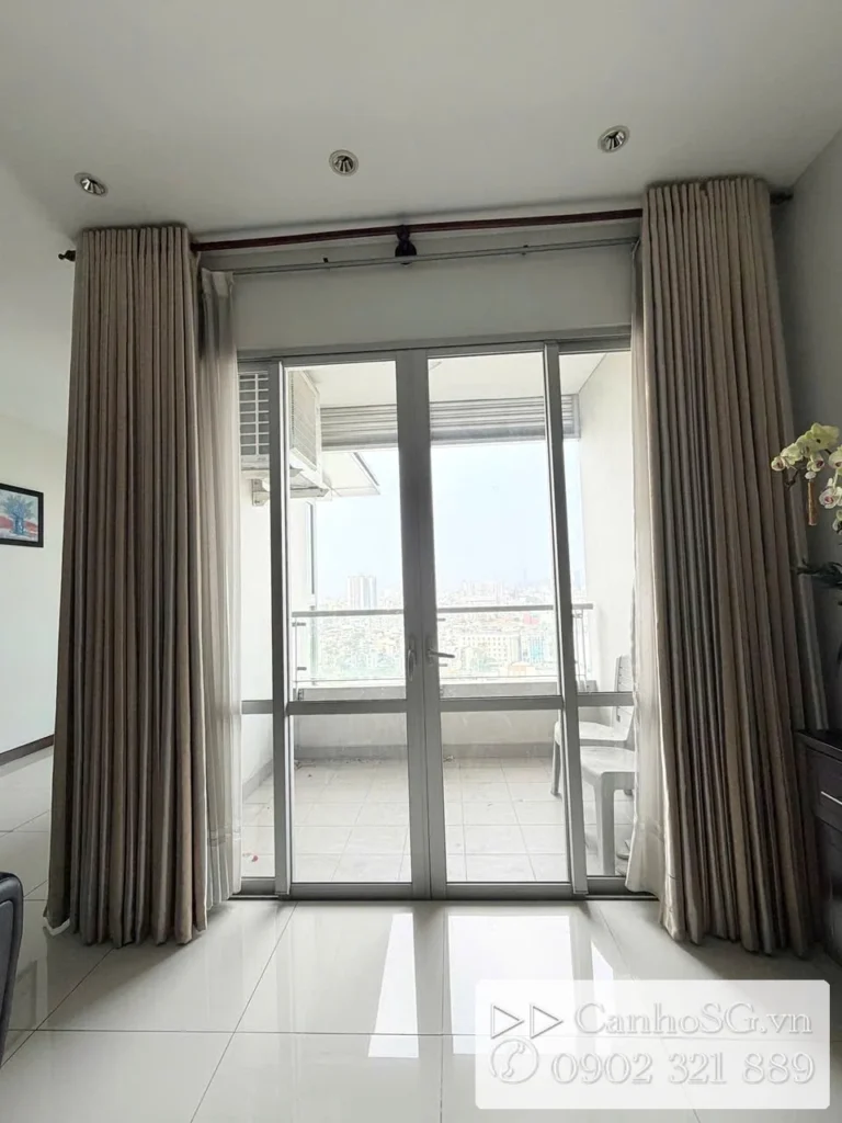 Cửa kính ra ban công căn hộ The EverRich quận 11 lấy sáng tốt