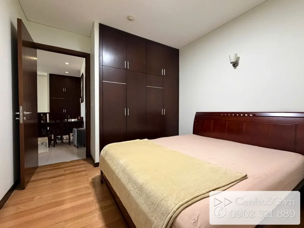 Phòng ngủ căn hộ The EverRich quận 11 có tủ âm tường