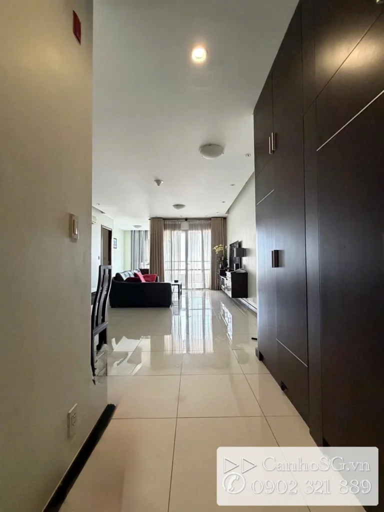Lối vào căn hộ The EverRich quận 11 nhìn ra phòng khách