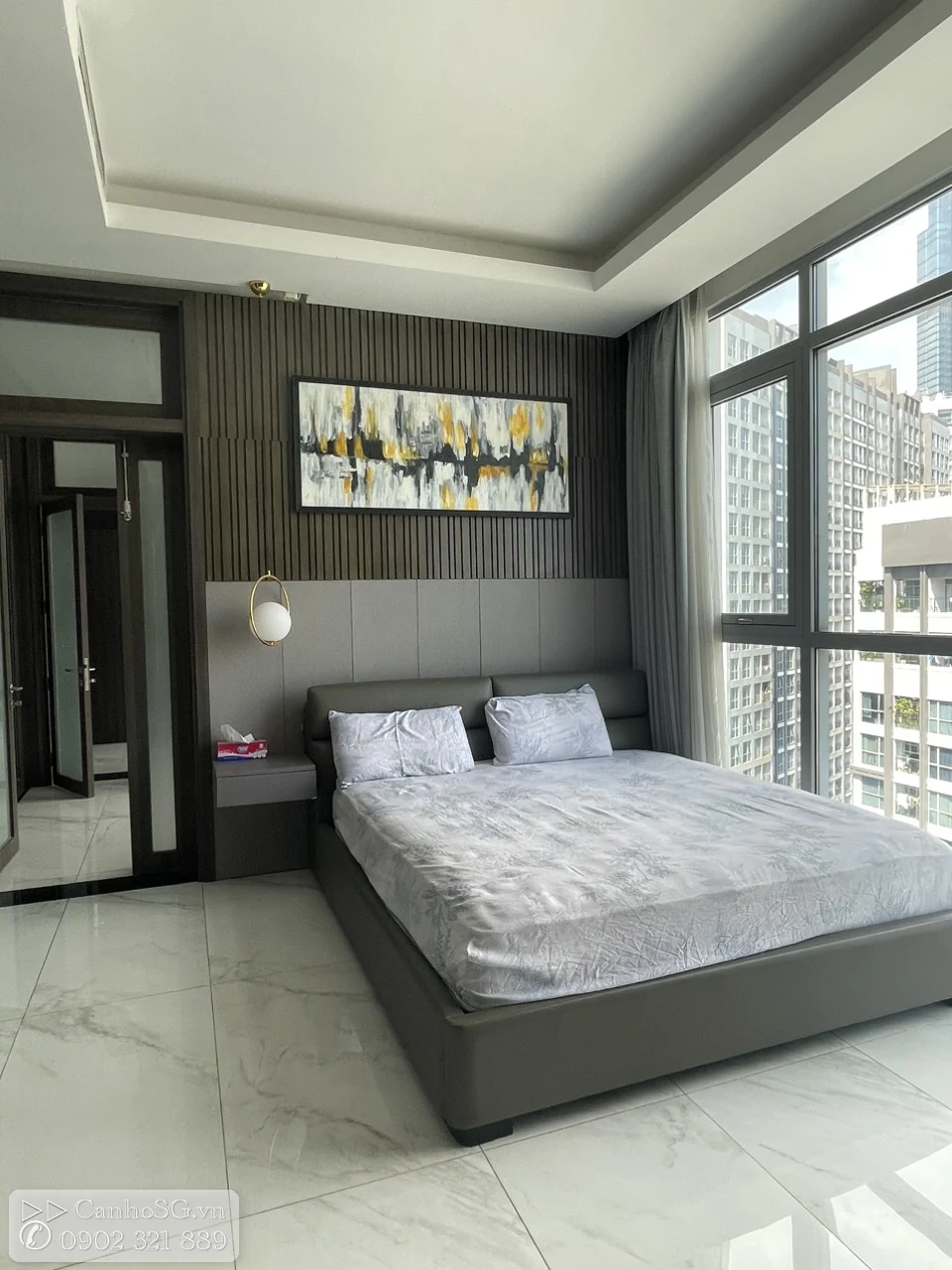 Phòng ngủ căn hộ cao cấp với giường lớn, cửa kính rộng, view thoáng và thiết kế hiện đại