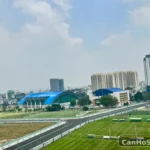 Ban công căn hộ The Flemington Quận 11 với tầm nhìn thoáng ra khu thể thao và không gian mở