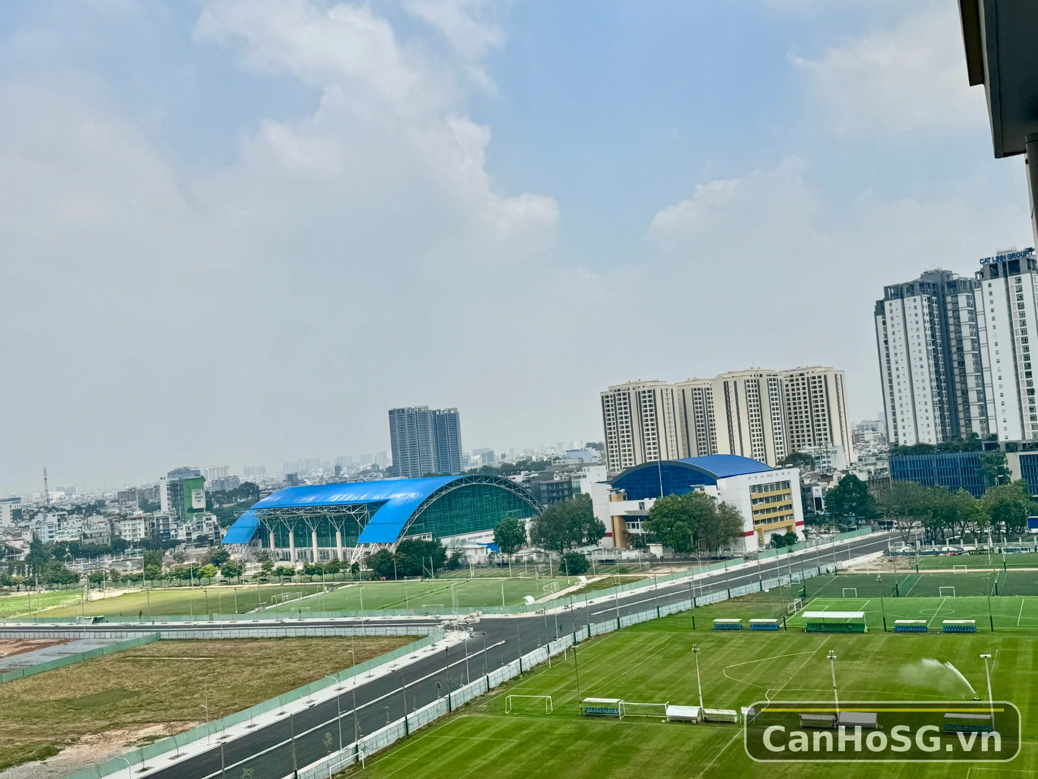 Ban công căn hộ The Flemington Quận 11 với tầm nhìn thoáng ra khu thể thao và không gian mở