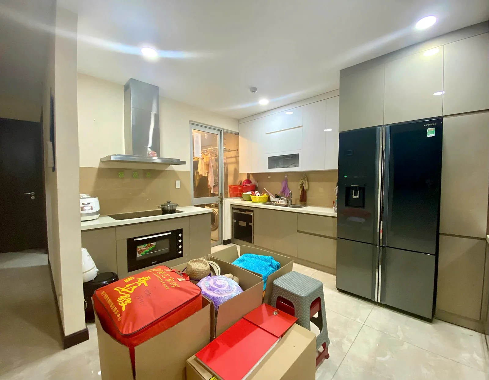 Khu bếp căn hộ The EverRich 1 Quận 11 với tủ bếp hiện đại và tủ lạnh lớn