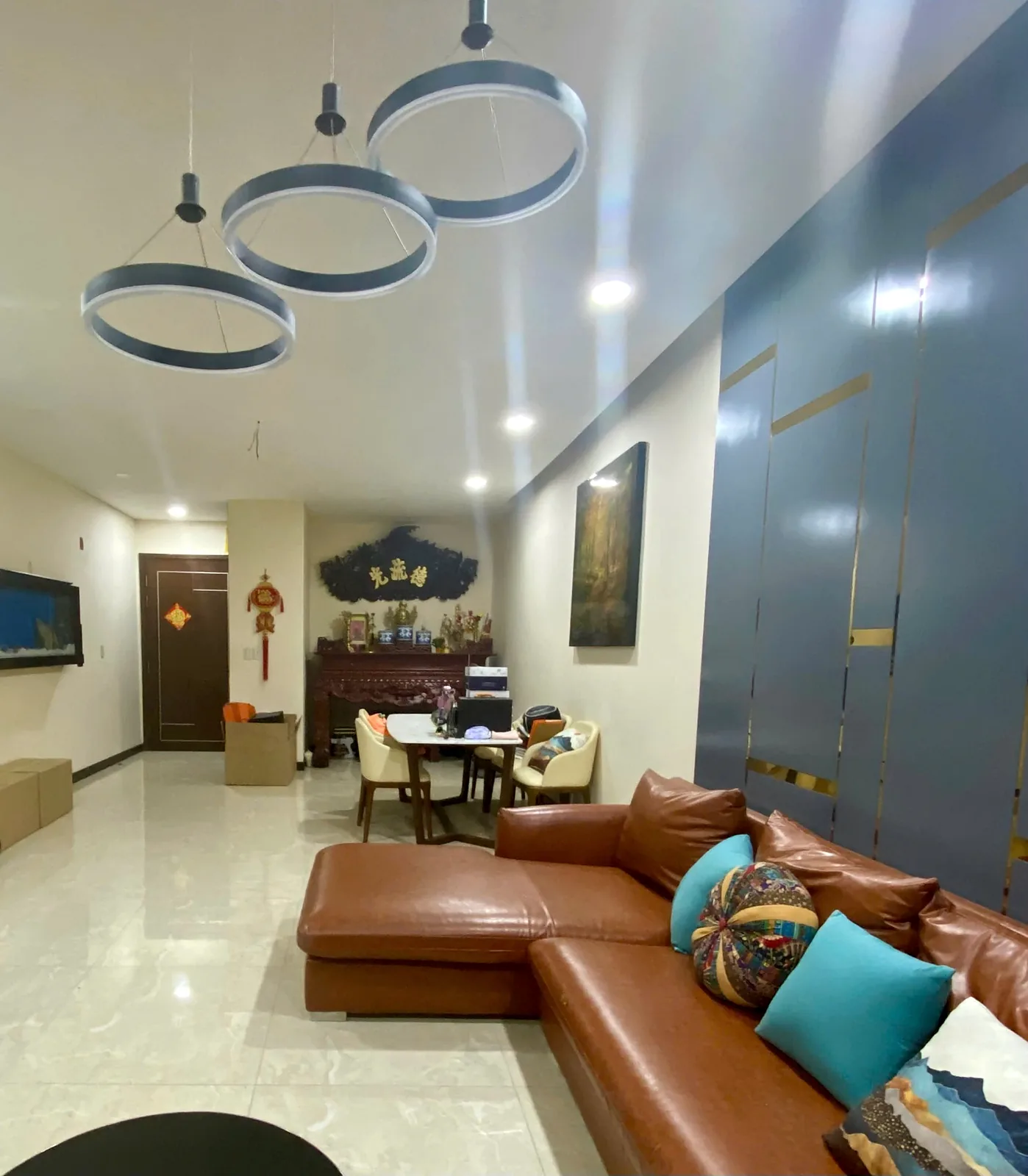 Phòng khách căn hộ The EverRich 1 Quận 11 với sofa da nâu và bàn ăn