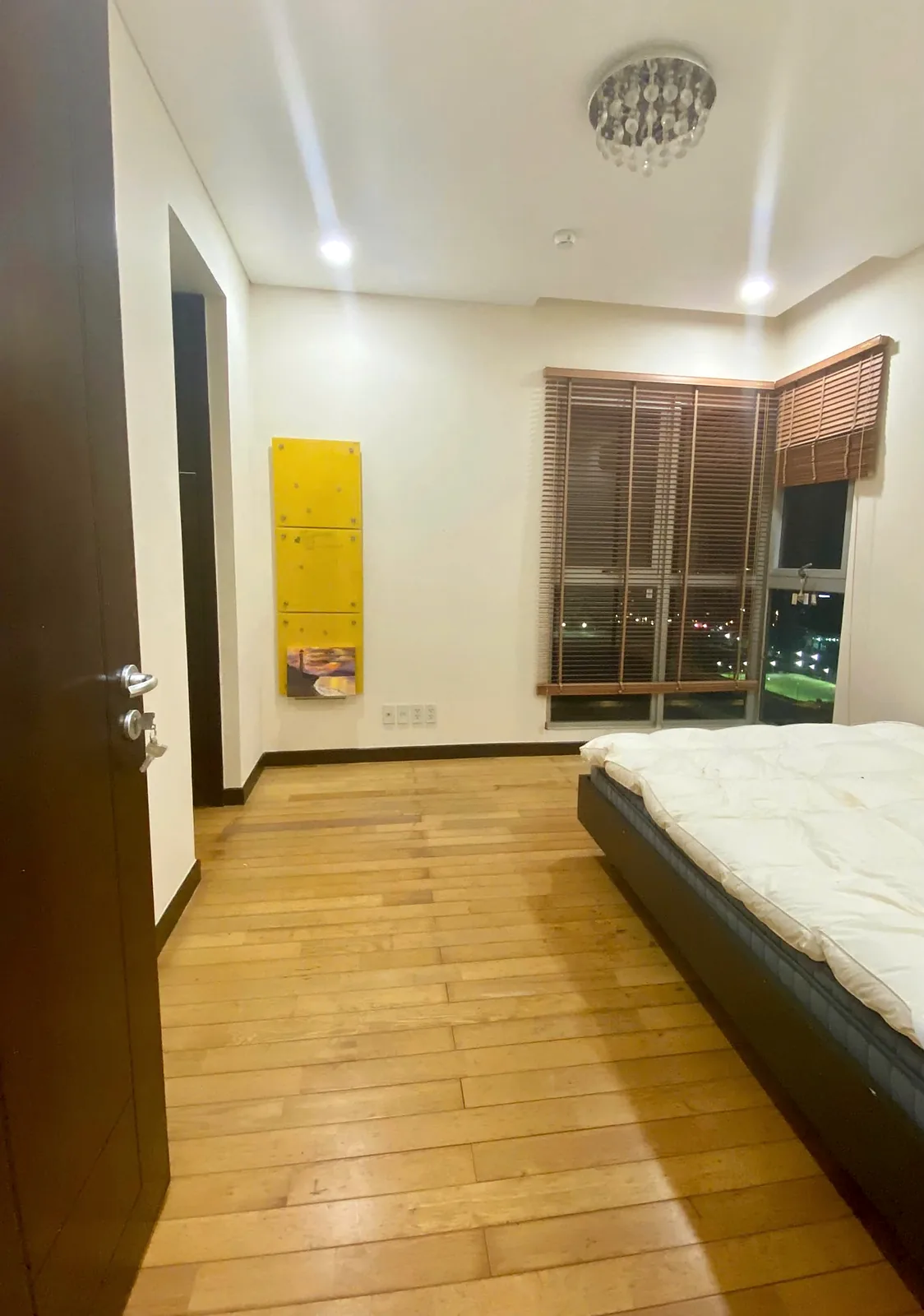 Phòng ngủ phụ căn hộ The EverRich 1 Quận 11 với sàn gỗ và cửa sổ