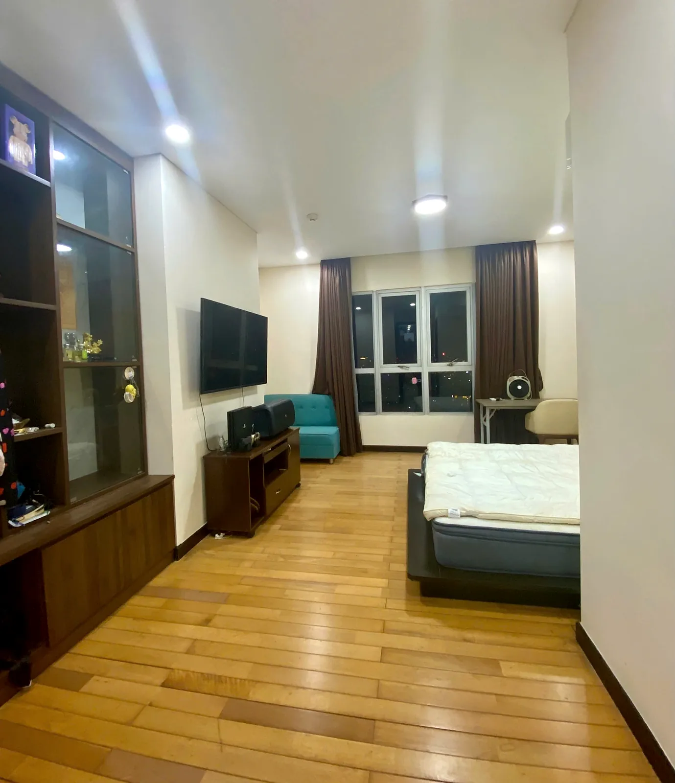 Phòng ngủ master căn hộ The EverRich 1 Quận 11 với sàn gỗ và cửa sổ lớn