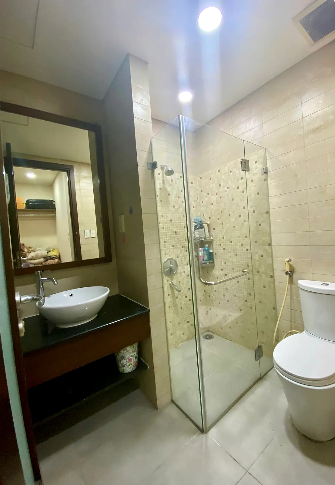 Nhà vệ sinh căn hộ The EverRich 1 Quận 11 với vách kính tắm đứng và lavabo