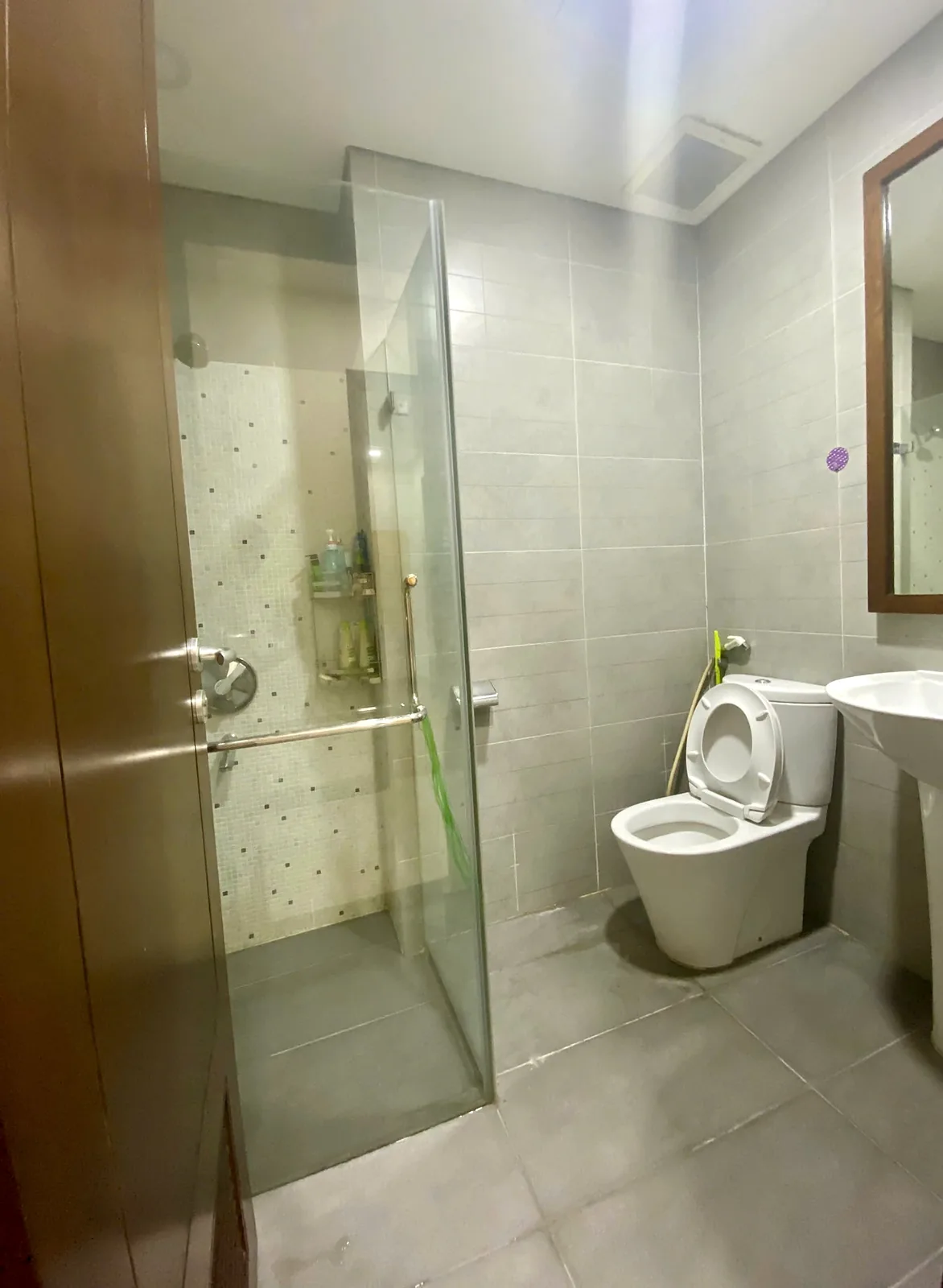 Nhà vệ sinh tông xám căn hộ The EverRich 1 Quận 11 với khu tắm đứng