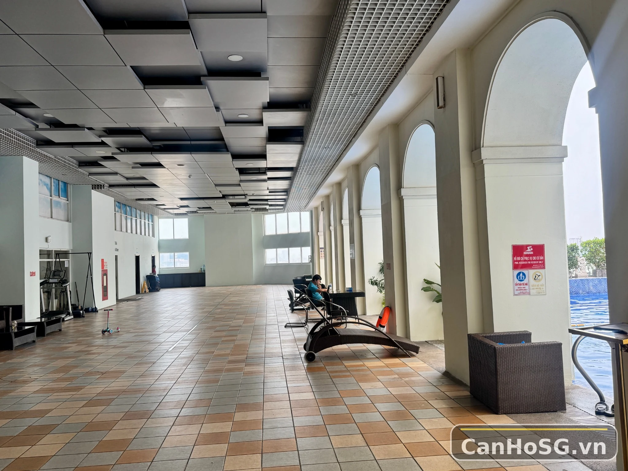 Khu thư giãn cạnh hồ bơi trong dự án The Flemington Quận 11