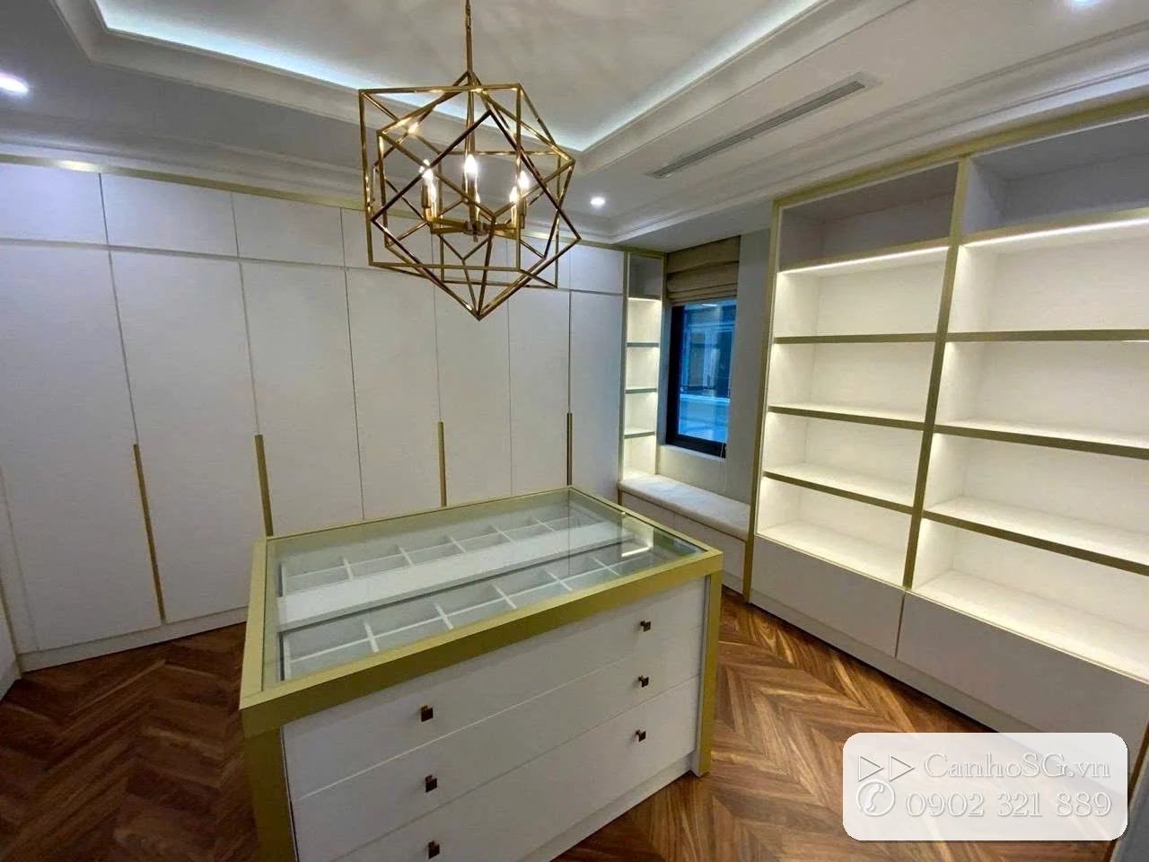 Phòng tắm master biệt thự Vinhomes River với bồn tắm nằm, cabin tắm kính và lavabo đôi