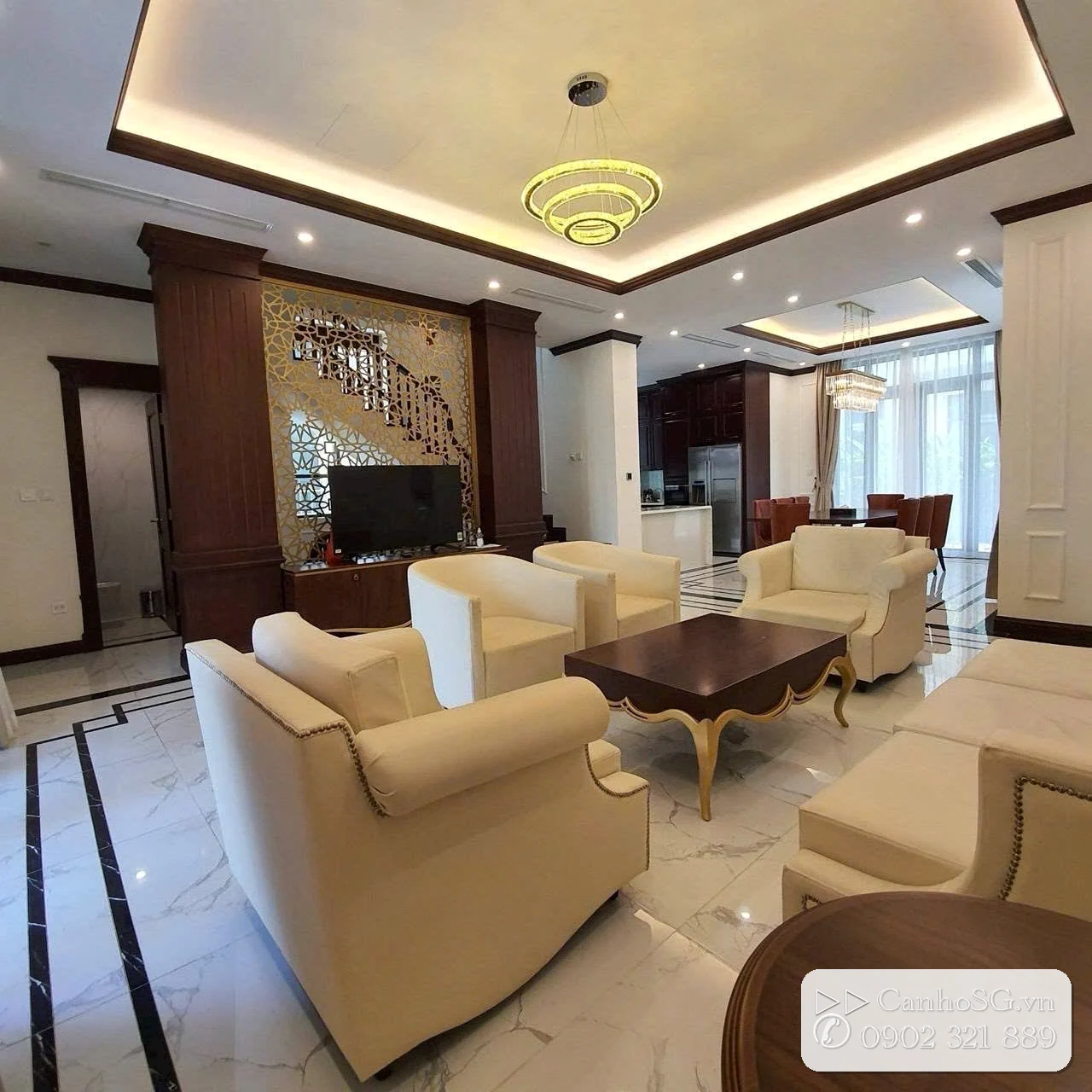 Phòng ngủ master rộng rãi trong biệt thự Vinhomes River cho thuê, có giường lớn, sofa thư giãn và ban công thoáng