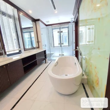 Phòng thay đồ biệt thự Vinhomes River với hệ tủ trắng, đảo kính trung tâm và đèn trang trí cao cấp