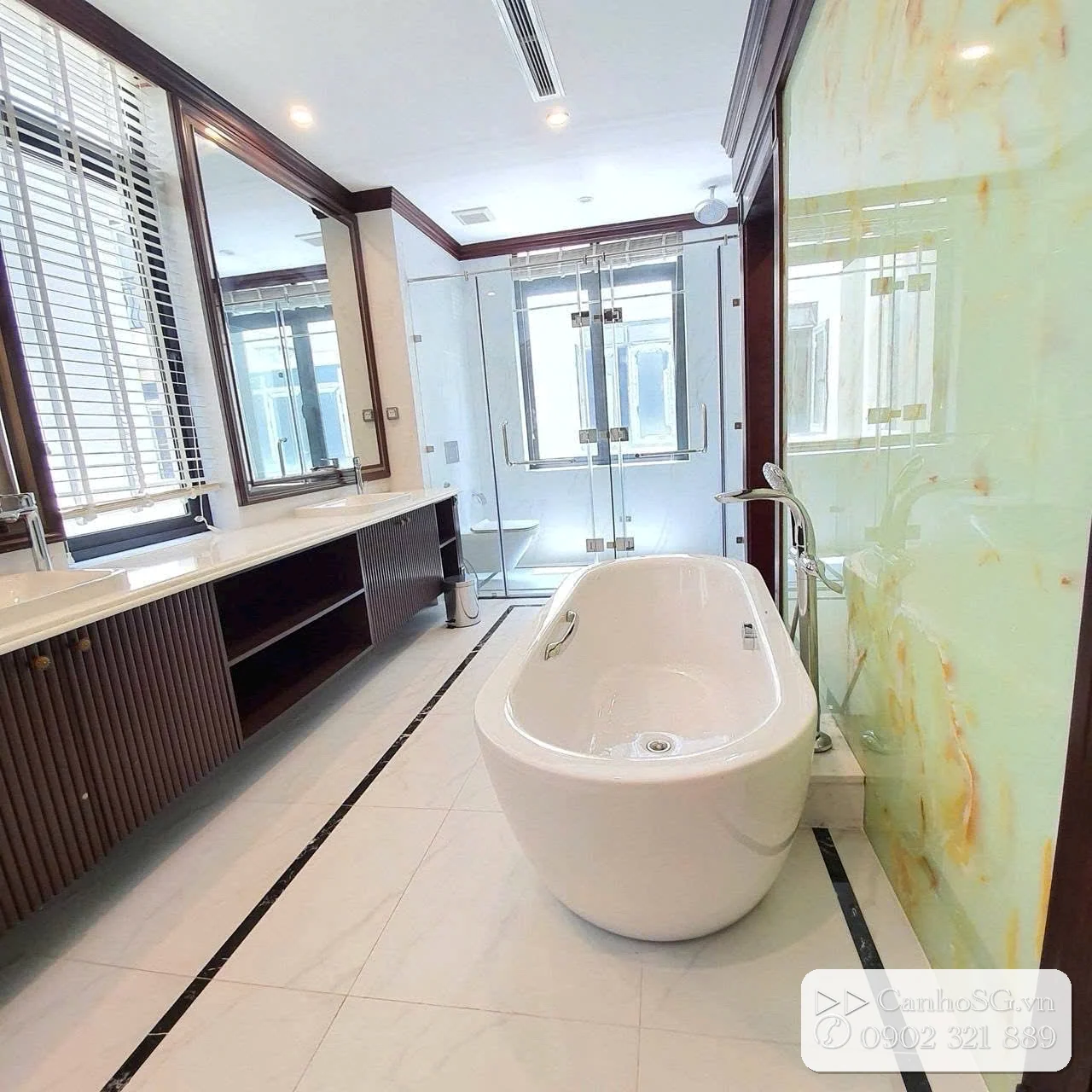 Phòng thay đồ biệt thự Vinhomes River với hệ tủ trắng, đảo kính trung tâm và đèn trang trí cao cấp