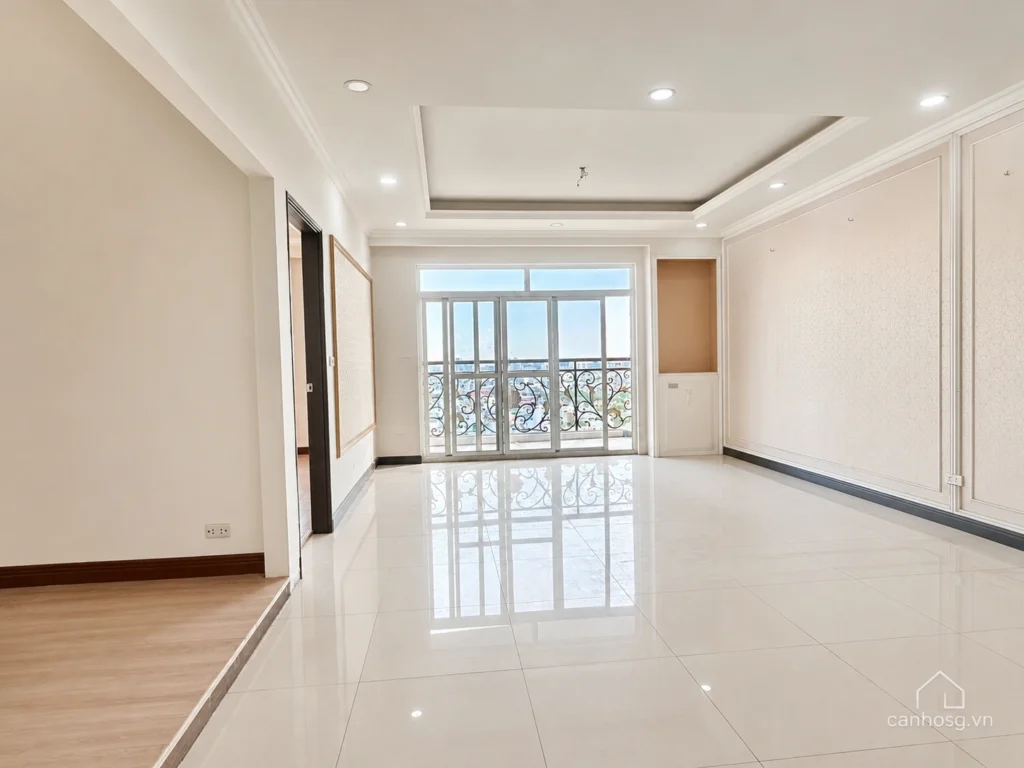 Phòng khách căn hộ The Flemington 96m² với sàn gạch bóng, cửa kính lớn và ban công thoáng sáng.