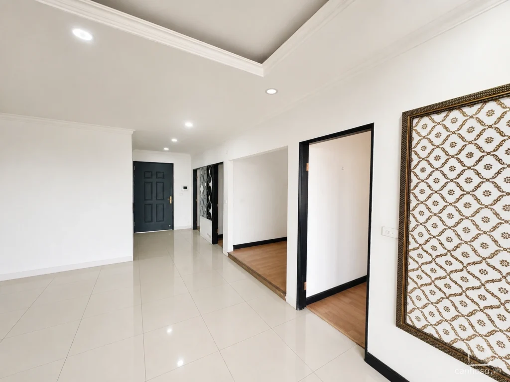 Phòng khách căn hộ The Flemington 96m² nhìn về cửa chính, các lối vào phòng và mảng tường trang trí.