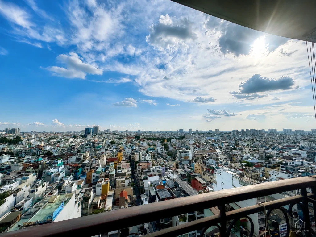 Tầm nhìn rộng thoáng từ ban công căn hộ The Flemington 96m² ra toàn cảnh thành phố.