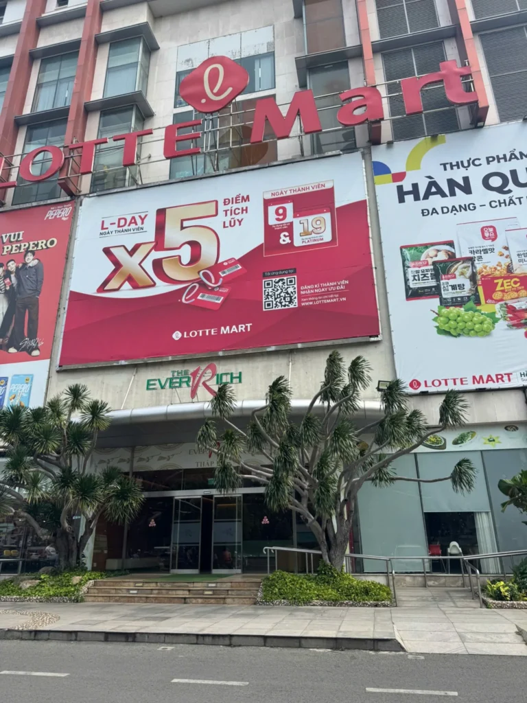 Mặt tiền tòa nhà The EverRich 1 tại đường 3 Tháng 2 Quận 11, phía dưới có trung tâm thương mại Lotte Mart
