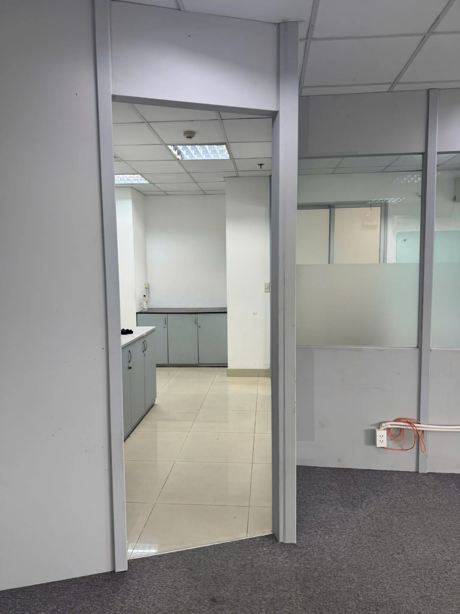 Khu phụ trợ và lối vào phòng bên trong căn hộ văn phòng The EverRich 1 Quận 11