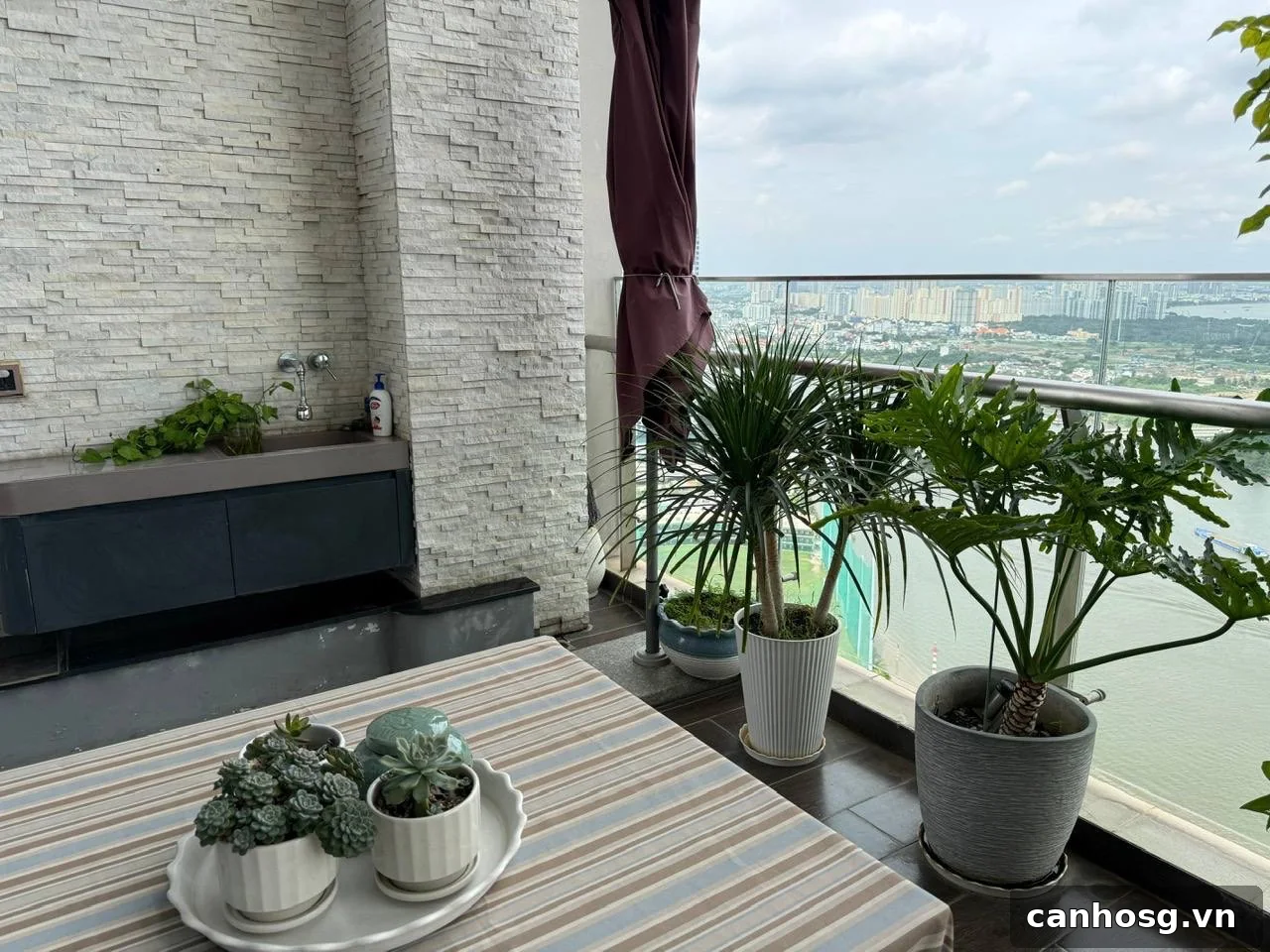 Ban công Penthouse Vinhomes Golden River với cây xanh và tầm nhìn sông Sài Gòn