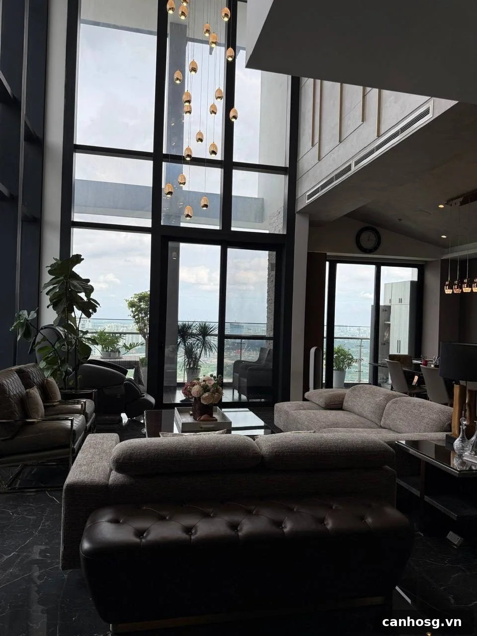 Cầu thang kính trong Penthouse Duplex Vinhomes Golden River 280m2 với không gian thông tầng cao cấp