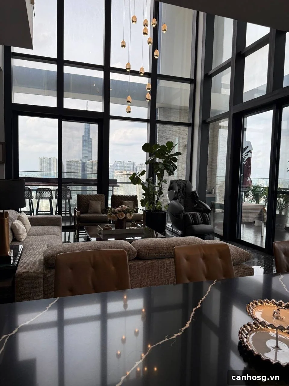 Ban công Penthouse Vinhomes Golden River tầng cao với view Landmark 81 và skyline thành phố