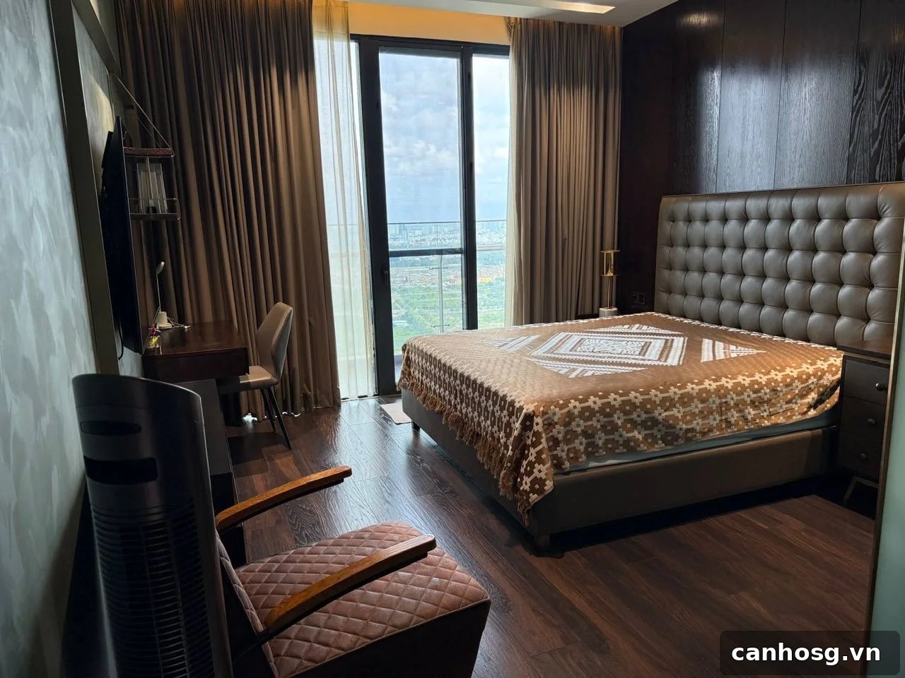 Phòng ngủ Master Penthouse Vinhomes Golden River 3 phòng ngủ với cửa kính lớn và view thành phố