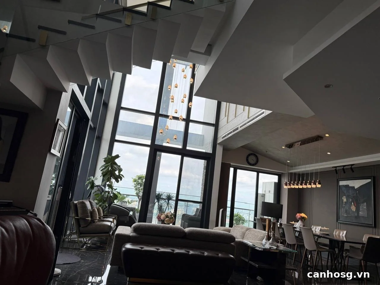 Toàn cảnh Penthouse Duplex Vinhomes Golden River 280m2 với phòng khách rộng và thiết kế thông tầng