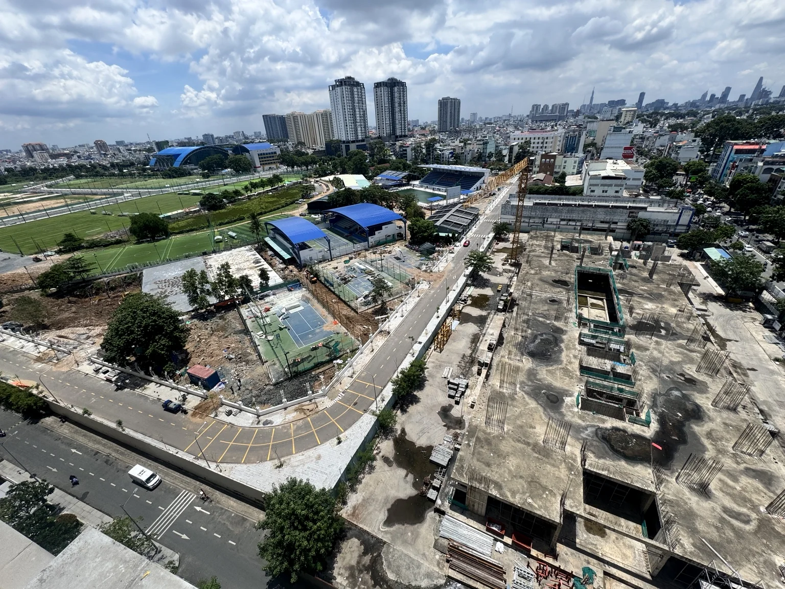Công trường The Park Avenue tháng 08/2026 và khu thể thao lân cận