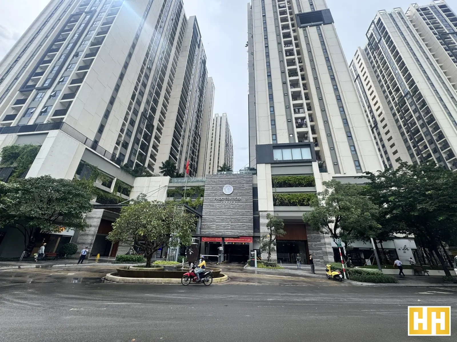 Các tòa căn hộ Hà Đô Centrosa Garden nhìn từ đường phố, phía trước có cây xanh.