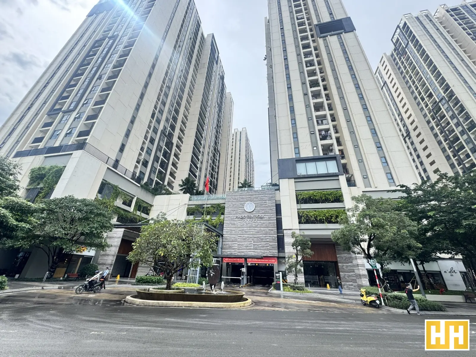 Cụm tòa căn hộ Hà Đô Centrosa Garden với khối đế, hàng cây và đường phía trước.