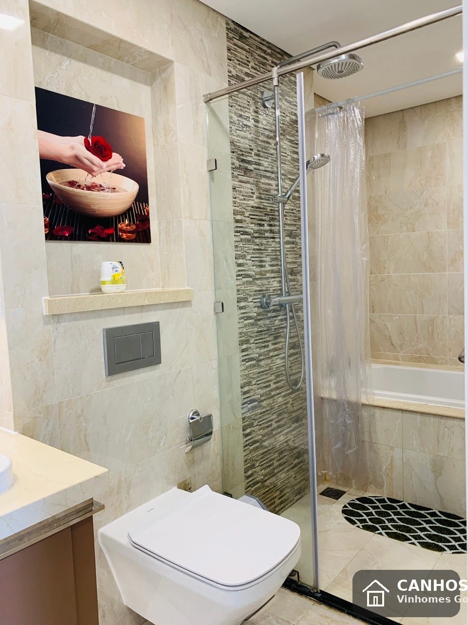 Phòng tắm có bồn tắm tại căn hộ Vinhomes Golden River 2PN 2WC